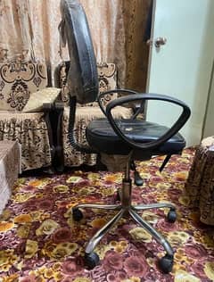 revolving chair in good working condition 0/3/1/3/4/1/1/6/9/8/4