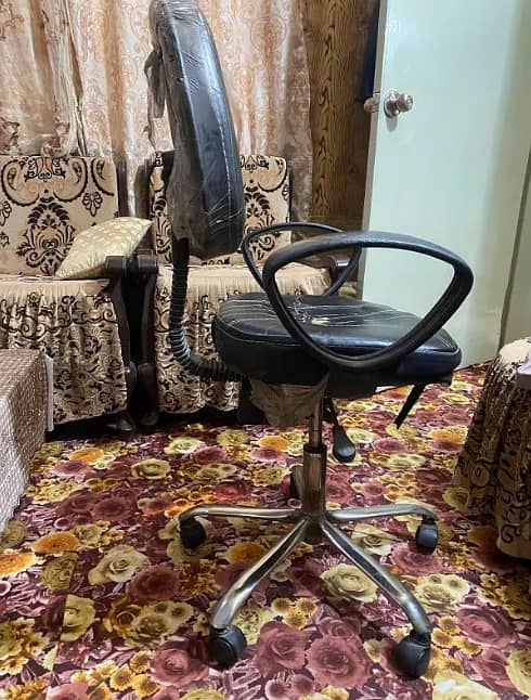 revolving chair in good working condition 0/3/1/3/4/1/1/6/9/8/4 0