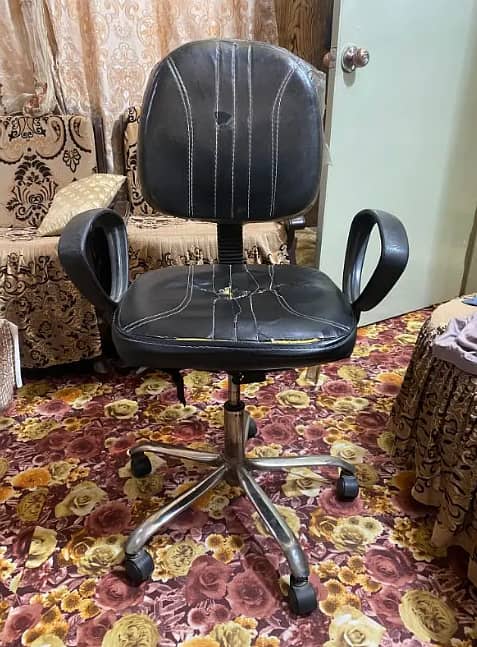 revolving chair in good working condition 0/3/1/3/4/1/1/6/9/8/4 1