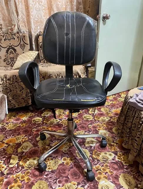 revolving chair in good working condition 0/3/1/3/4/1/1/6/9/8/4 2