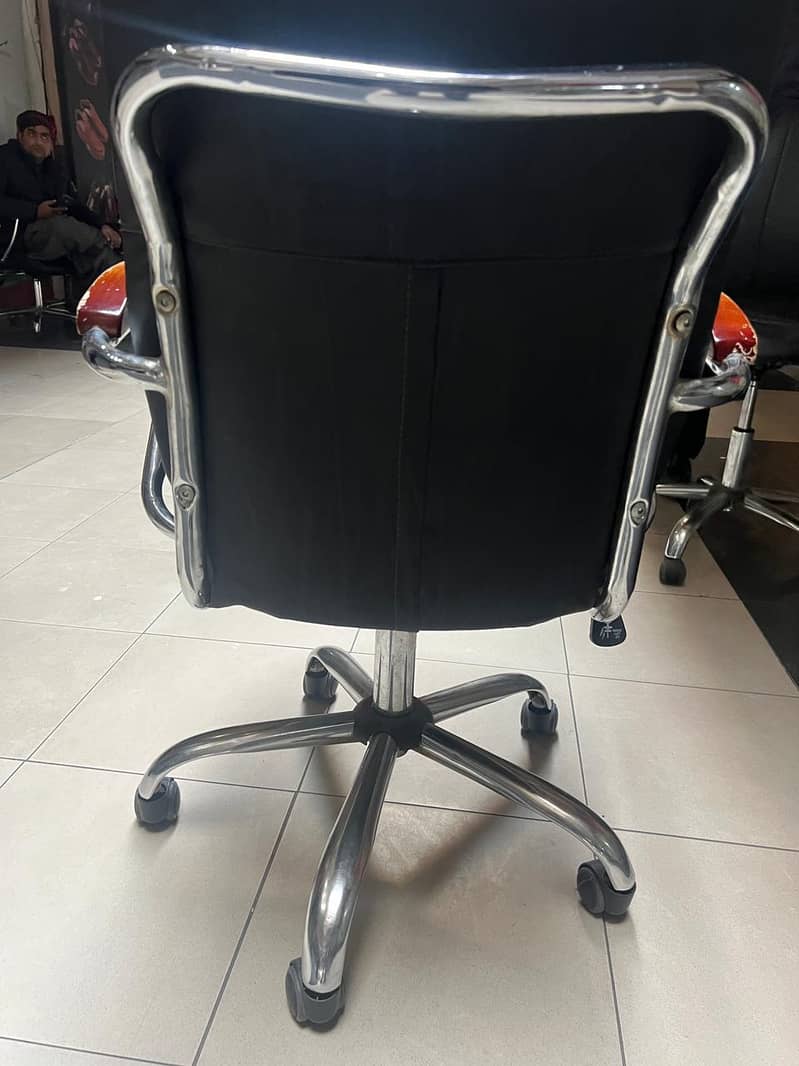 office chiars are availabel in low price new condittioned chair's 1