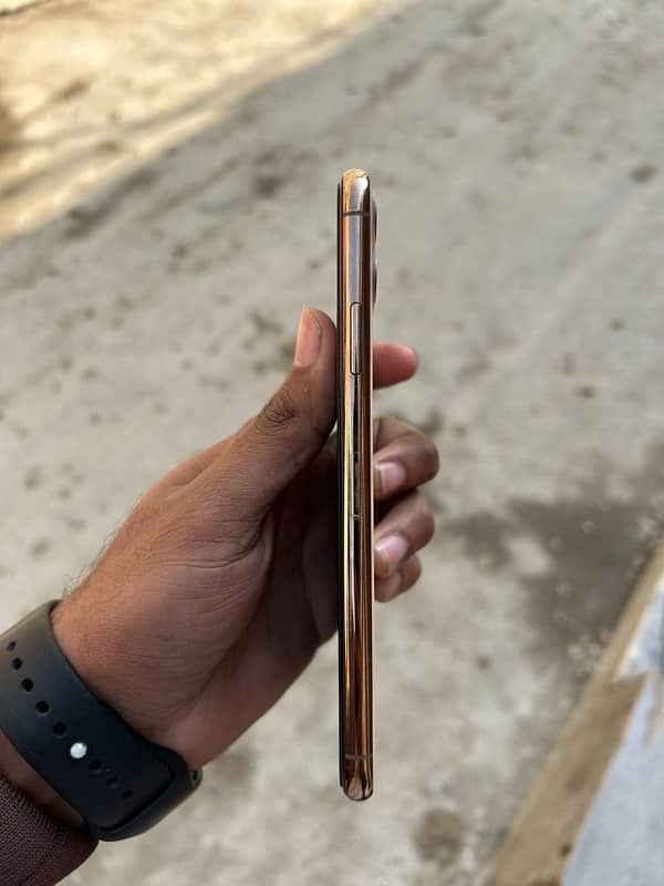 iPhone 11Pro Max Gold  256G Pta approved 3