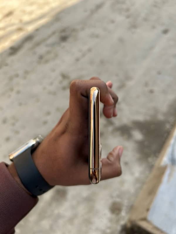 iPhone 11Pro Max Gold  256G Pta approved 4