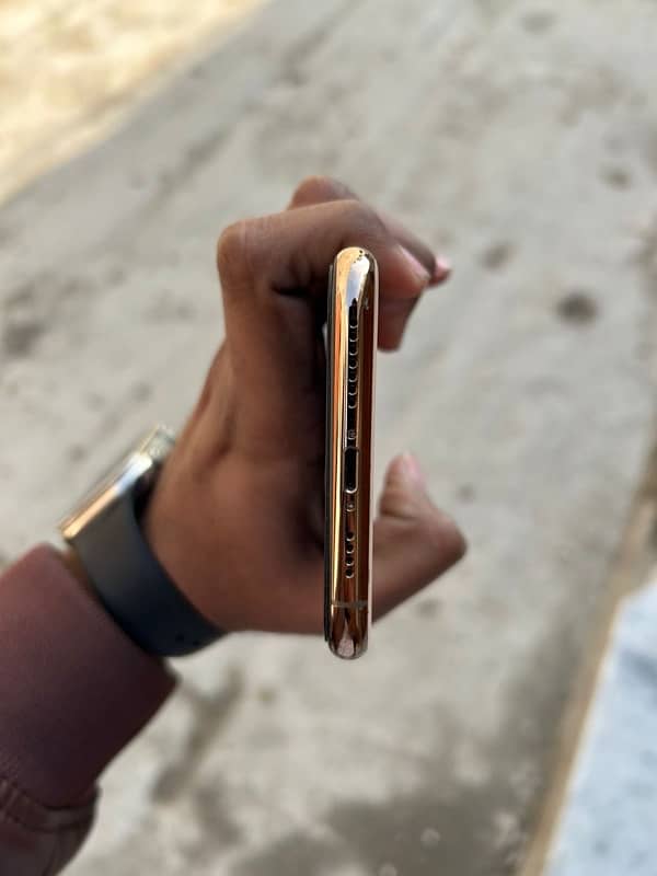 iPhone 11Pro Max Gold  256G Pta approved 5