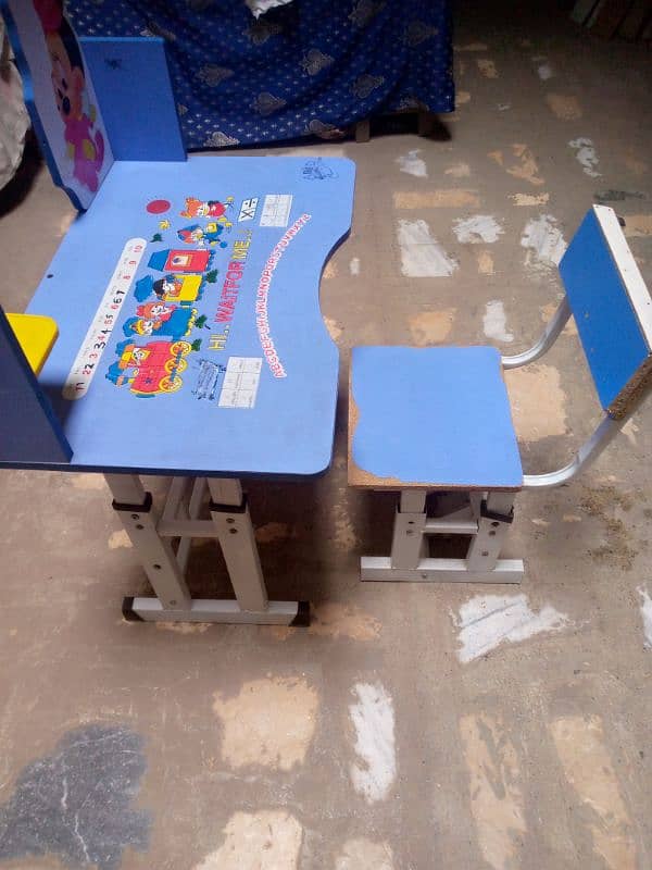 kids study table for sale 3