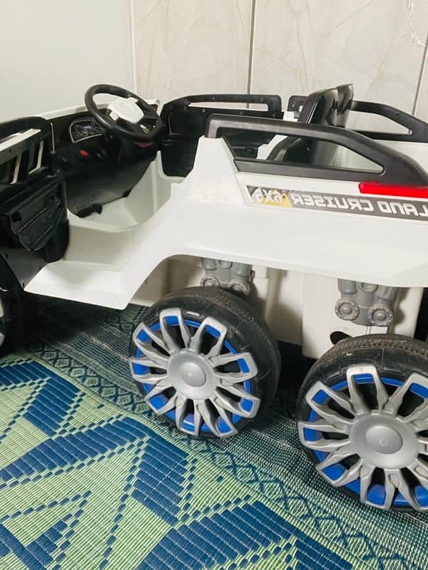 4 Gear 6 wheels remote control kids jeep in mint condition 4