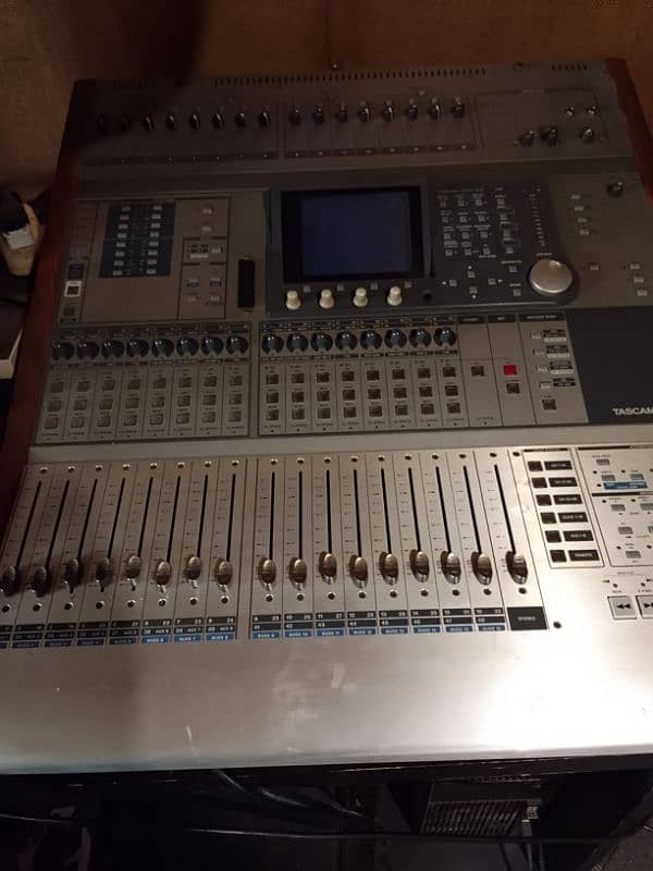 Tascam DM-3200 / Digital Mixing Console / dj mixer 1