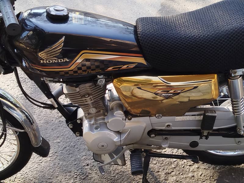 Honda CG 125 Special Edition Black Gold 15