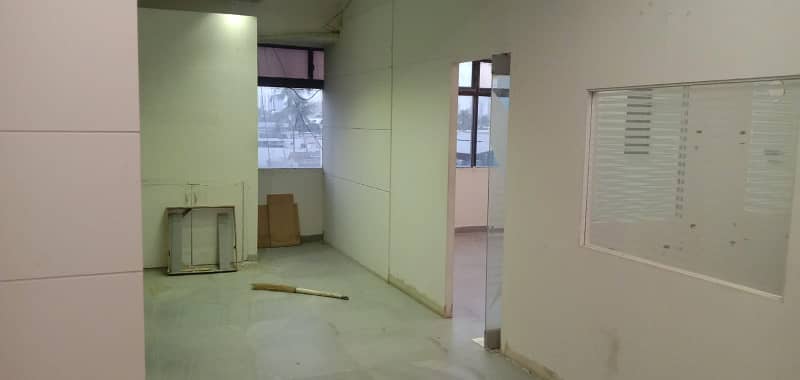 CORPORATE BUILDING MAIN SHAHRAH E FAISAL 1100 SQ FT SEMI FURNISHED WITH PARKING AND GENRATOR 0