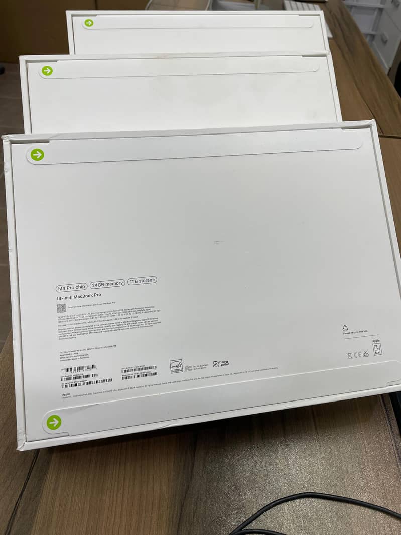 Apple Macbook Pro M4 Chip14" 24/1Tb new 3