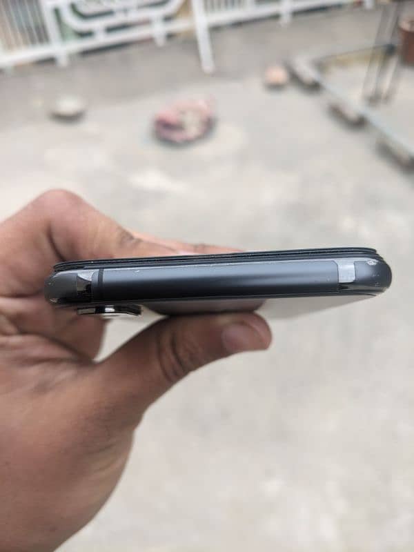 Iphone XS PTA back cracked 1