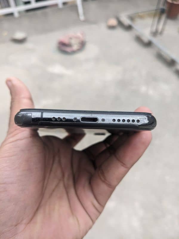 Iphone XS PTA back cracked 3