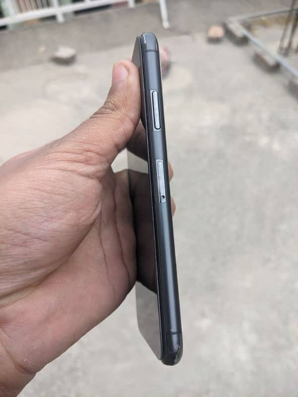 Iphone XS PTA back cracked 4