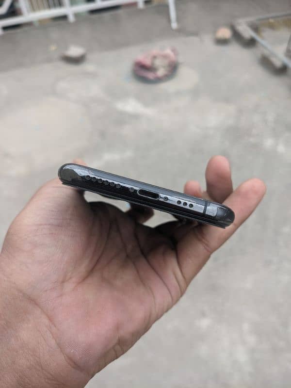 Iphone XS PTA back cracked 5