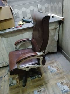 Imported chair leather condition is correct