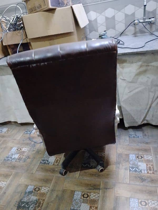 Imported chair leather condition is correct 1