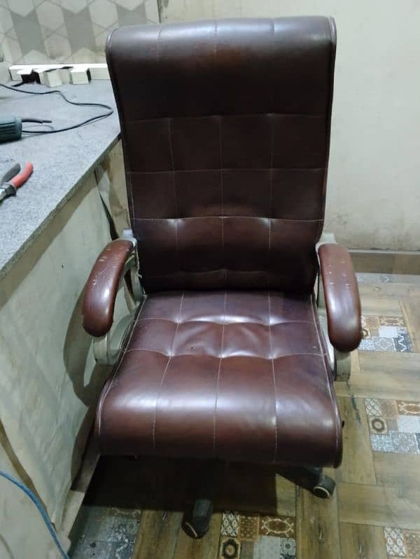 Imported chair leather condition is correct 2