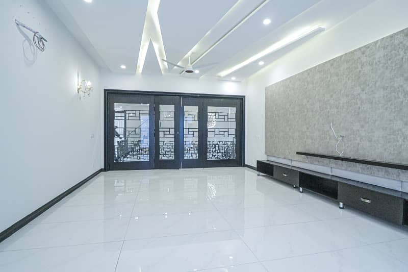 1 KANAL SEPRATE GATE UPPER PORTION AVAILABLE FOR RENT 5