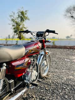 Honda 125 lush condition 10/10 register nmbr LGA hua hai