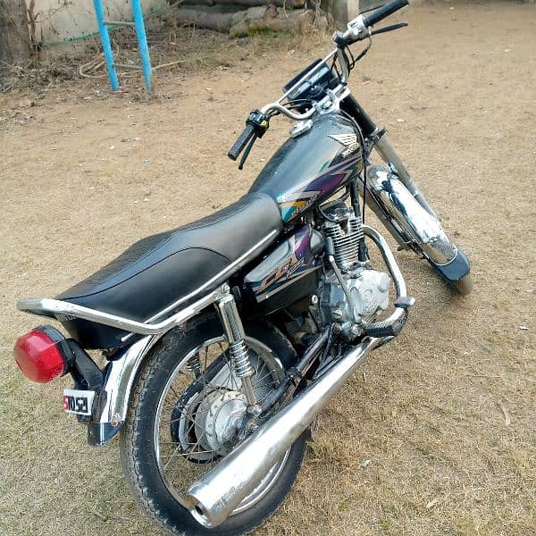 Honda CG 125 in 100% lush condition is for sale. 2