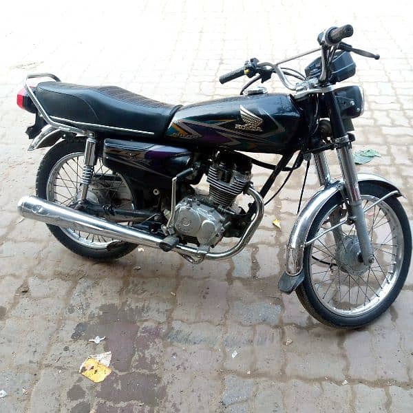 Honda CG 125 in 100% lush condition is for sale. 4