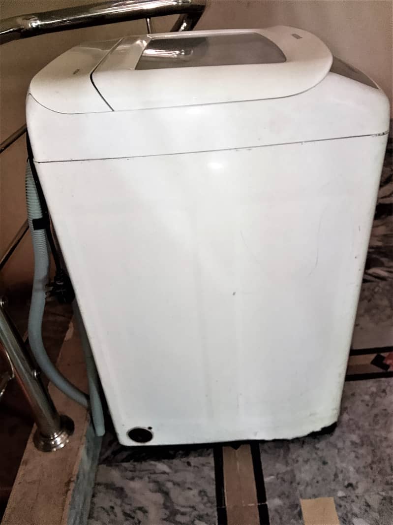 Sumsung fully automatic washing machine (model: WA70H4200SW) For sale 3