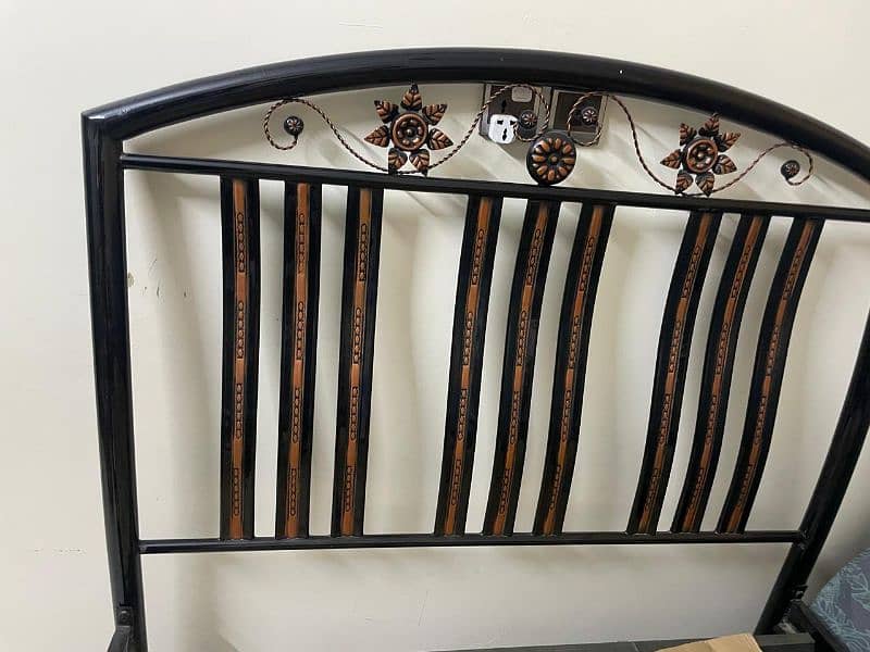 Iron bed 10/10 condition single bed 3