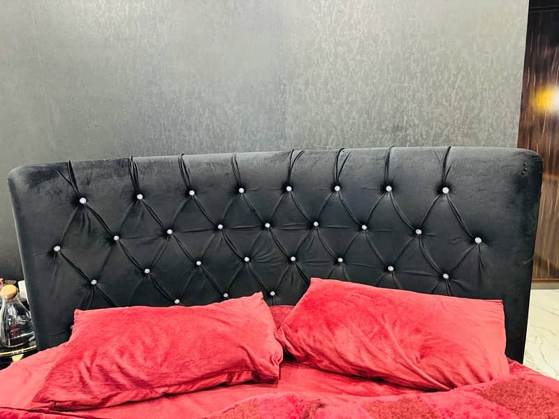 Black Round Bed Set 2