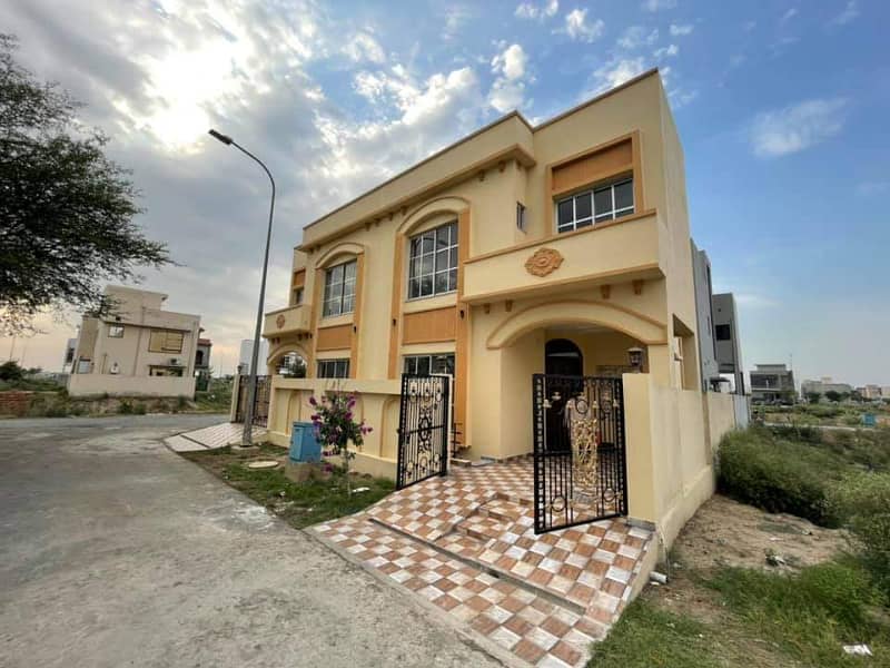 5 MARLA CORNER HOUSE AVAILBE FOR RENT 24