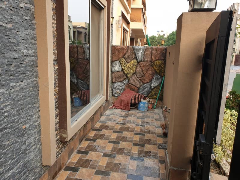 5 marla Used house For Sale Gas Available BB Block Sector D Bahria Town Lahore 16