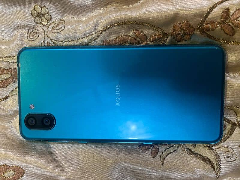 I'm selling Aquos R3 1