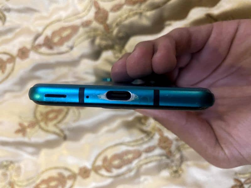 I'm selling Aquos R3 4