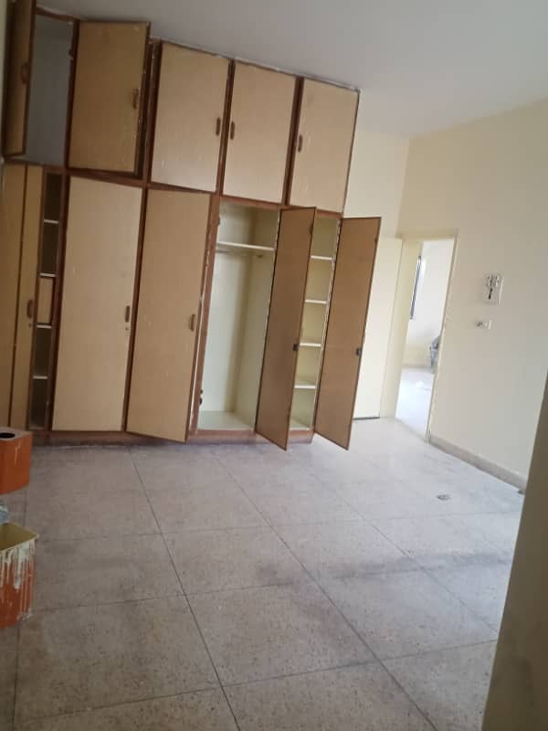 UPPER PORTION FOR RENT IN PRIME LOCATION 5