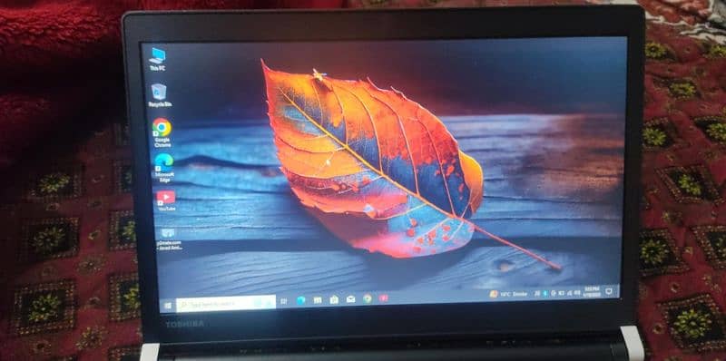 Toshiba Core i5 6th generation, 4 gb ram,320 hdd,3 hrs battery,windo10 0