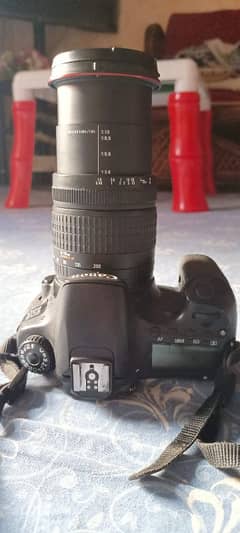 canon 60d   lens 28-200mm with charger