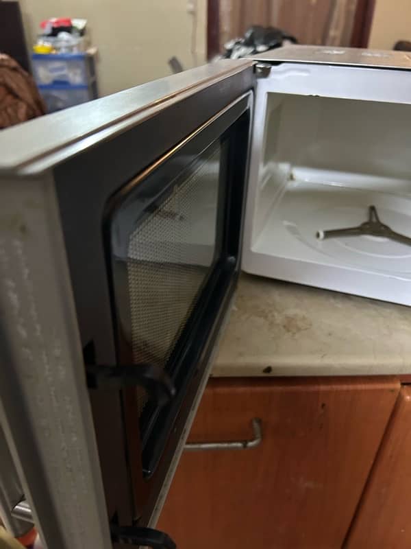 Microwave oven 20M Never repaire in good condition Fix price 7