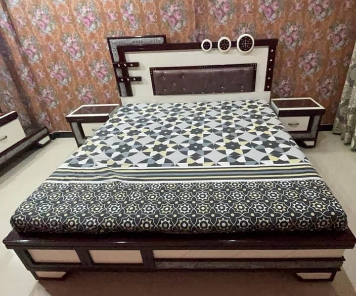 Double king size bed & 2 side table & dressing table & with mattress. 1