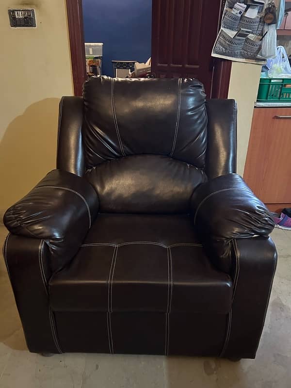 leather Style sofa set in excellent conditin slightly used 2
