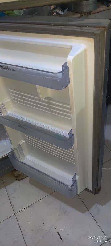 Medium size Refrigerator Dawlance 1