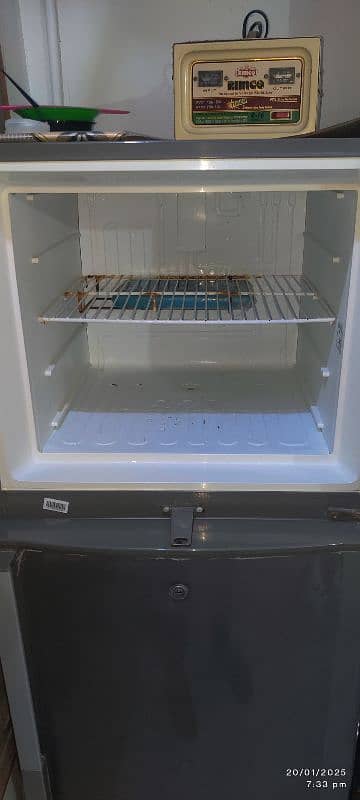 Medium size Refrigerator Dawlance 4