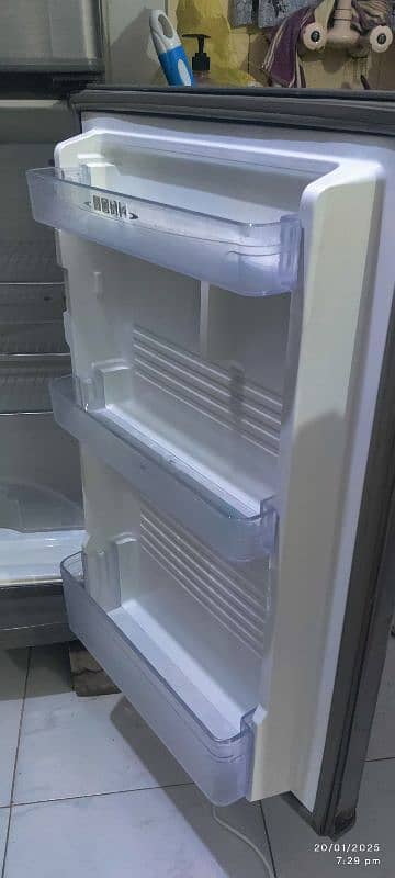 Medium size Refrigerator Dawlance 8