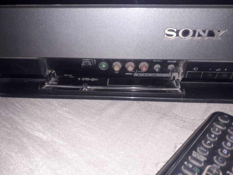 Sony T. V XF21M80 7