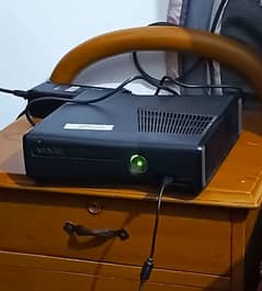 Xbox 360 slim jailbreak  with 2 controllers in good condition.