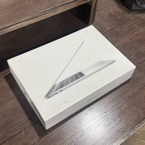 MacBook Pro 2017 with box and Charger 8