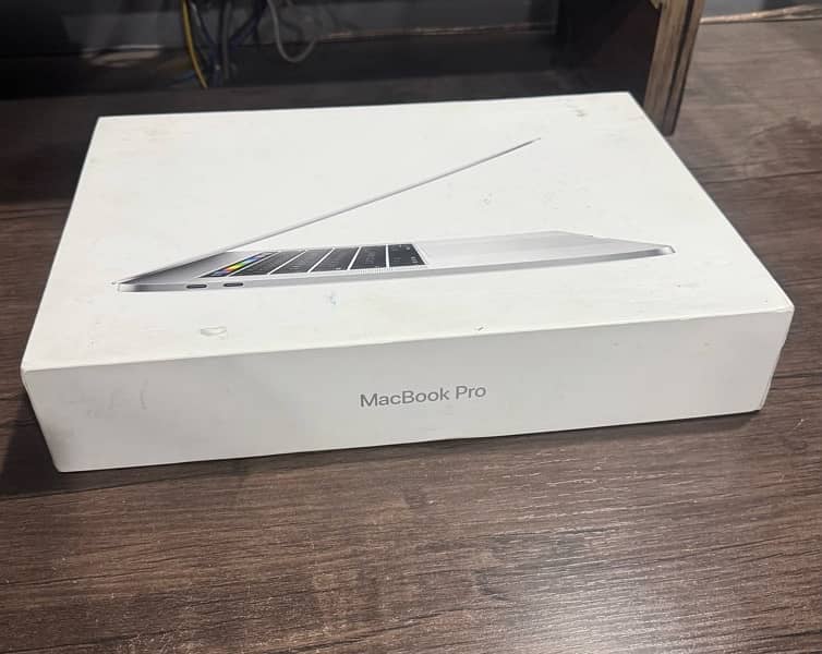 MacBook Pro 2017 with box and Charger 9