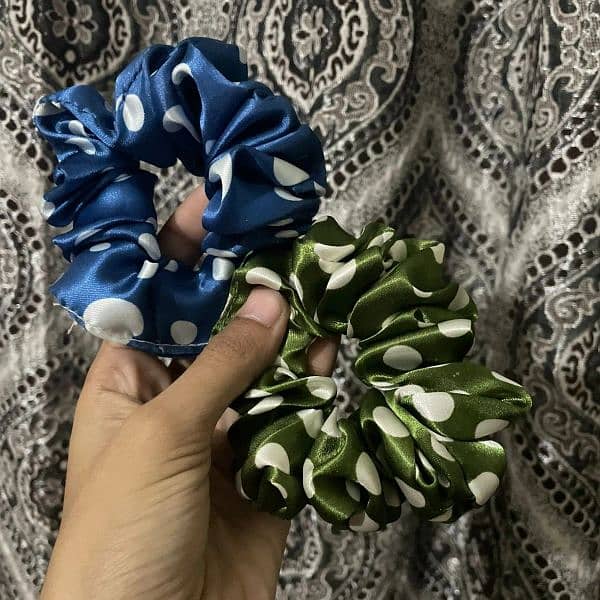 Scrunchies  20 customer  ko 4 scrunch ka sat hair poni and kachar free 0