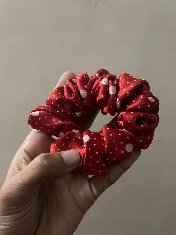 Scrunchies  20 customer  ko 4 scrunch ka sat hair poni and kachar free 2