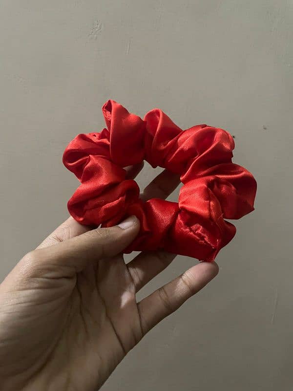 Scrunchies  20 customer  ko 4 scrunch ka sat hair poni and kachar free 3