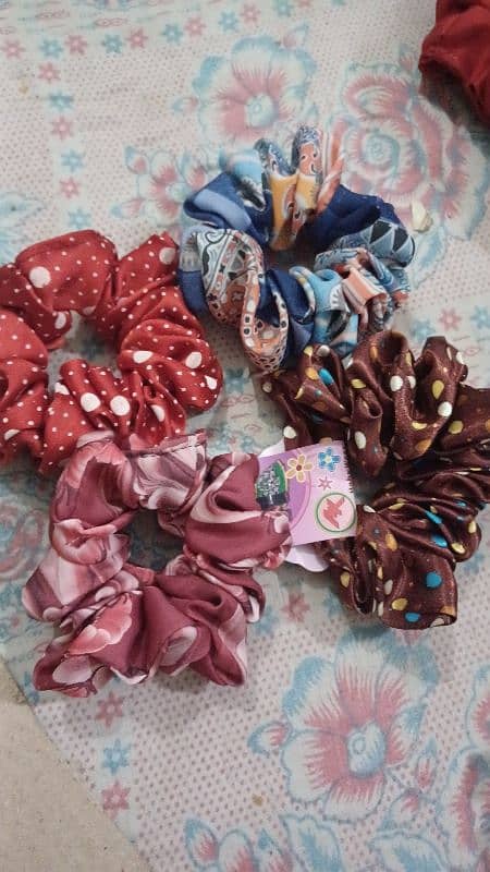 Scrunchies  20 customer  ko 4 scrunch ka sat hair poni and kachar free 5