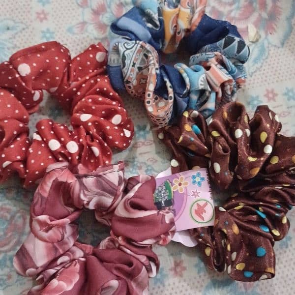 Scrunchies  20 customer  ko 4 scrunch ka sat hair poni and kachar free 6